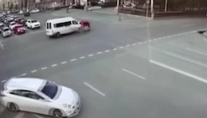 В ДТП с участием маршрутки в Волгограде пострадали семь человек. Видео