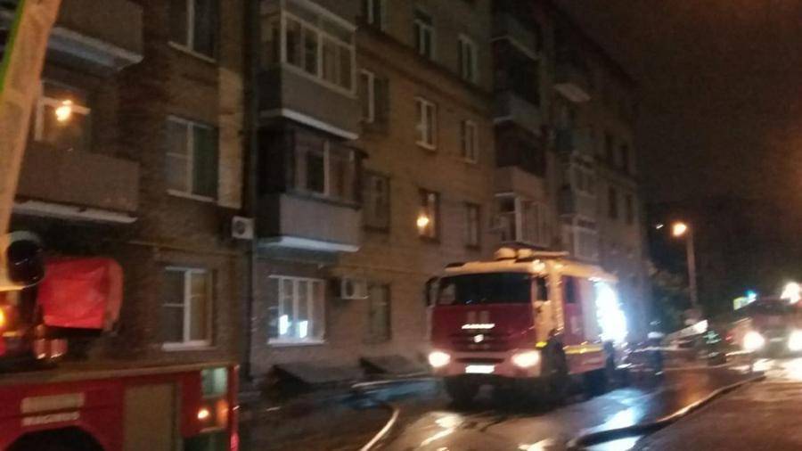 Жилой дом эвакуировали из-за пожара в Москве