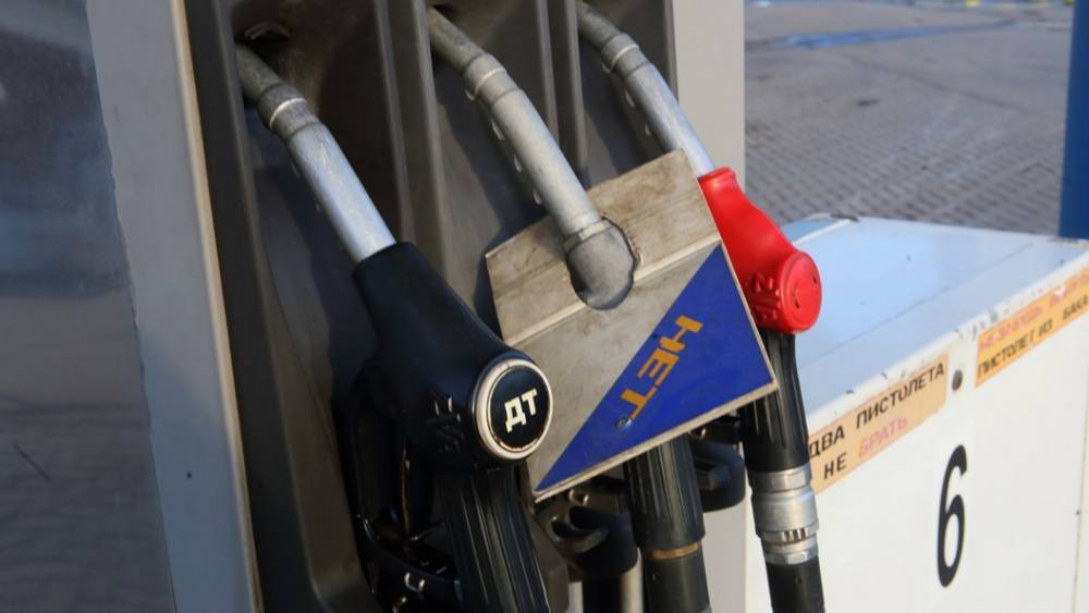 Цены подскочили на 20%: ФАС требует от нефтяников заморозить цены на топливо