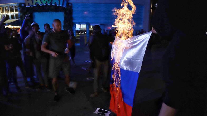 Радикалы не смогли сорвать концерт Темниковой в Одессе, потому от злости сожгли флаг РФ