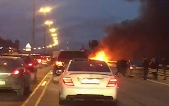 В Санкт-Петербурге на ходу загорелся автобус, пассажиры выбегали в панике — видео