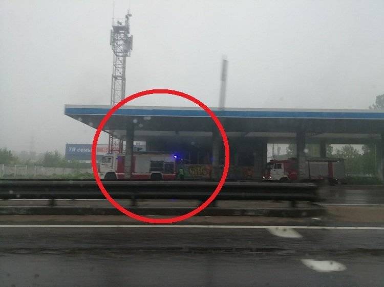 Пожар на посту ГАИ в Петербурге попал на фото