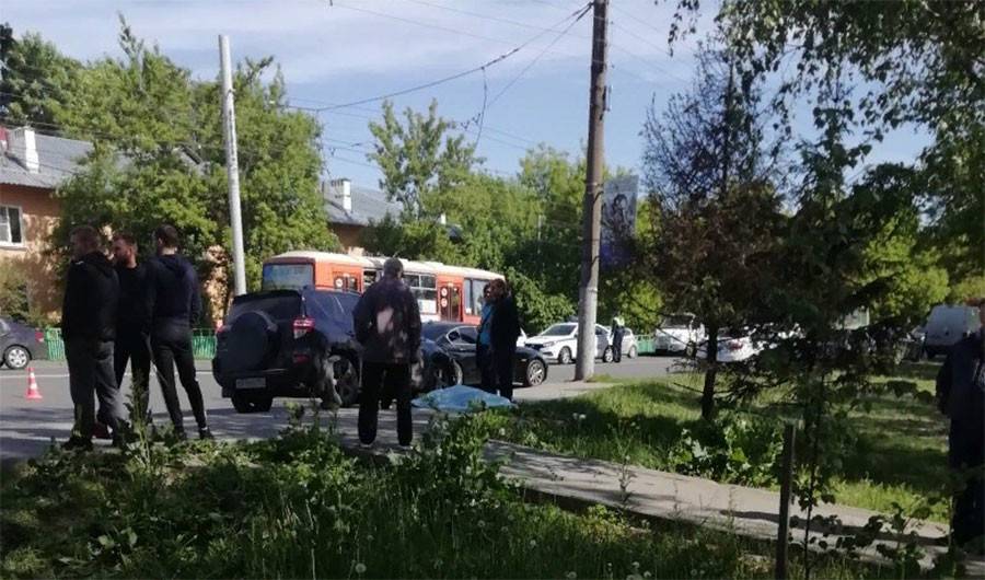 Машина влетела в остановку в Нижнем Новгороде, есть погибший и раненые