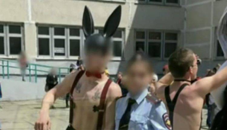 Участницу БДСМ-флешмоба выпускников оштрафовали за полицейские погоны