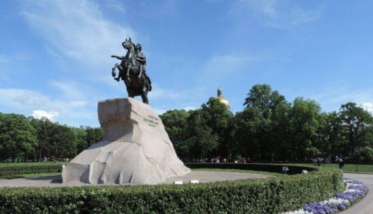 Душ для Медного всадника: к Дню города в Петербурге моют памятники