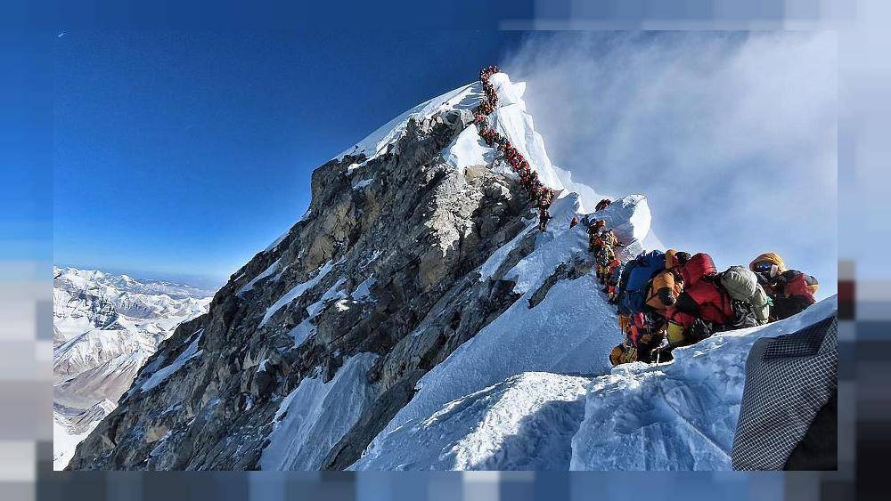 На Эвересте выстроилась очередь в 300 человек