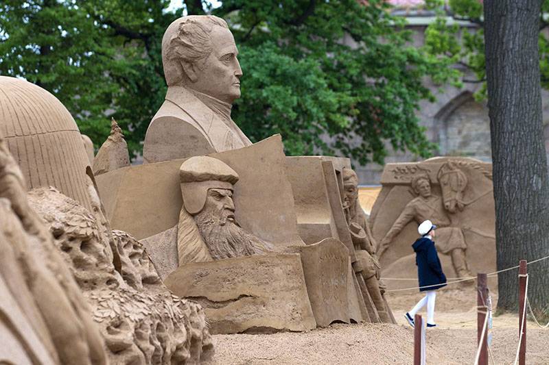 Сказочные замки у стен древней крепости: в Петербурге открылся фестиваль песчаных скульптур