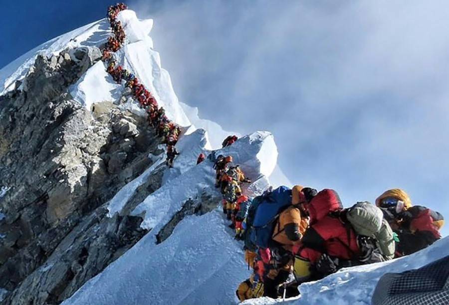 Десять альпинистов погибли на Эвересте за неделю