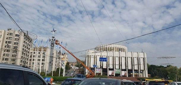 В центре Киева вместо футбольного мяча установили эмблему НАТО