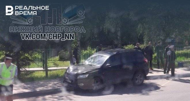 В Нижнем Новгороде автомобиль въехал в остановку, один человек погиб и пятеро пострадали