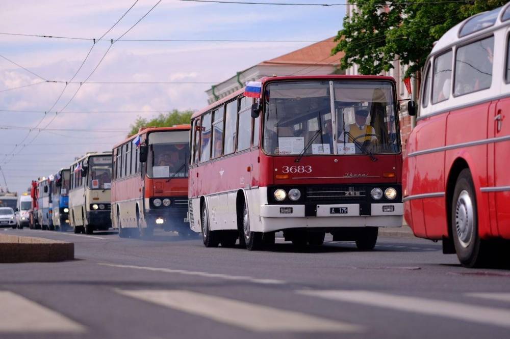 Парад ретро-транспорта прошел в Петербурге