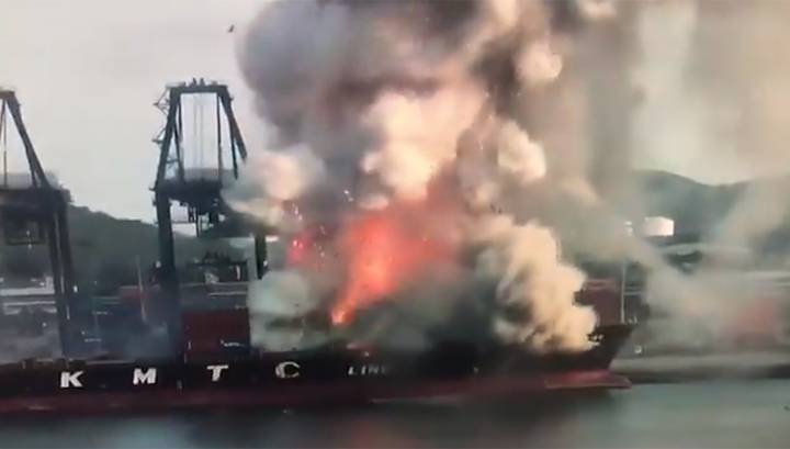 Момент взрыва контейнеровоза KMTC Hongkong попал на видео