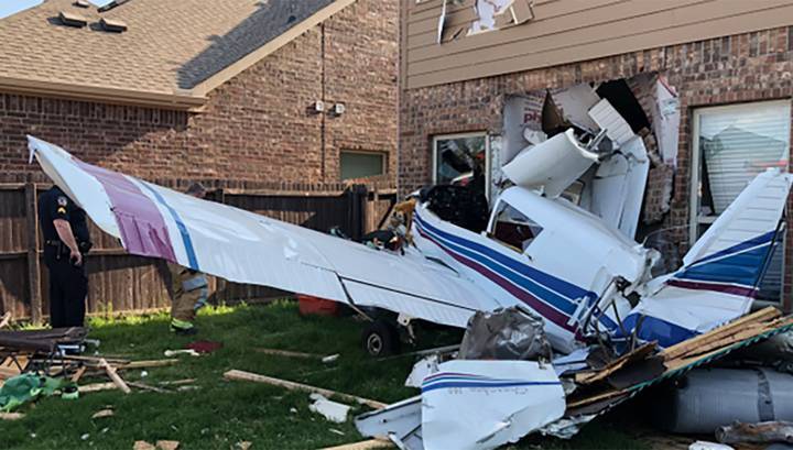 В Техасе во двор частного дома упал самолет