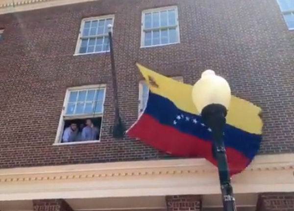 Посольство Венесуэлы в Вашингтоне освободили от сторонников Мадуро