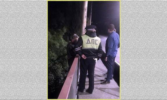 Полиция успела  оперативно спасти женщину, решившую  броситься  с моста