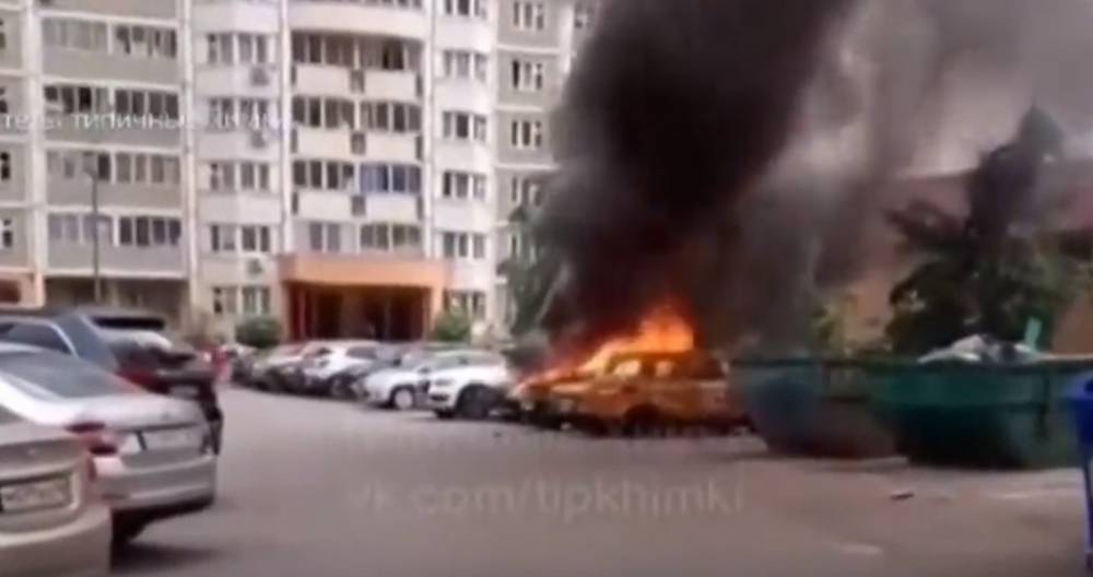 Очевидцы сообщили о возгорании трех автомобилей в Химках
