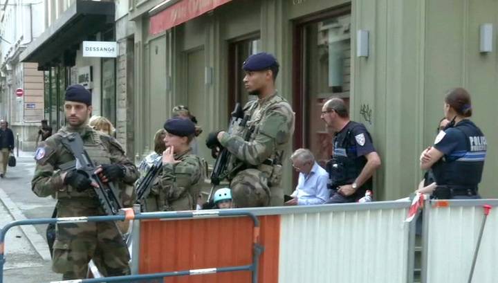 Подозреваемого во взрыве в Лионе ищут 90 следователей