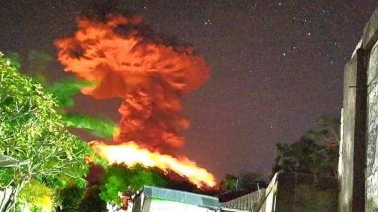 Мощное извержение огромного вулкана Агунг на&nbsp;Бали попало на&nbsp;видео