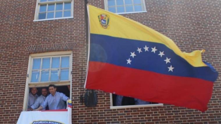 Видео: Сторонники Гуайдо захватили здание посольства Венесуэлы в&nbsp;США