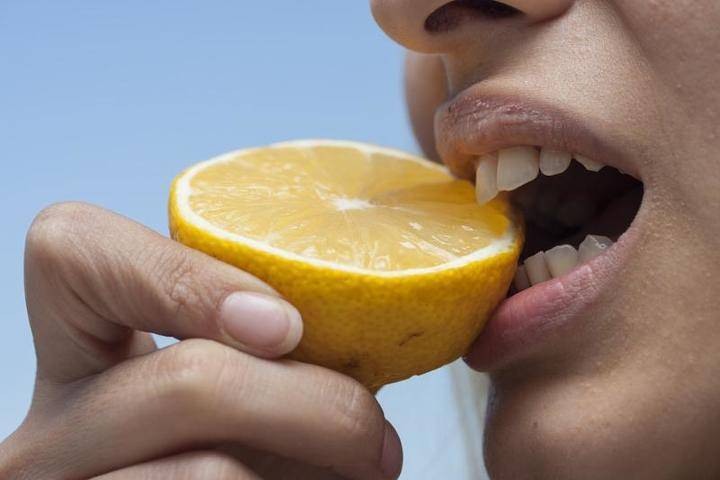 Ученые назвали главный симптом нехватки витамина С в организме