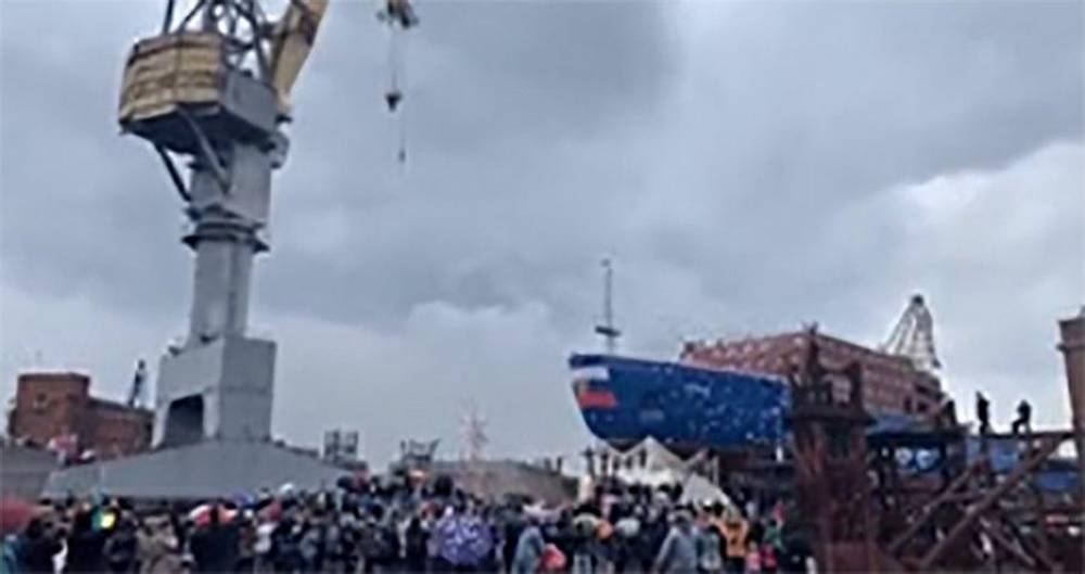 Атомный ледокол "Урал" спустили на воду в Санкт-Петербурге