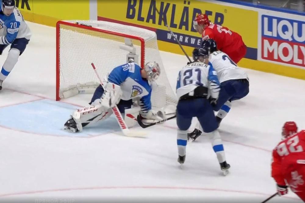 Россия и Финляндия завершили вничью первый период хоккейного полуфинала