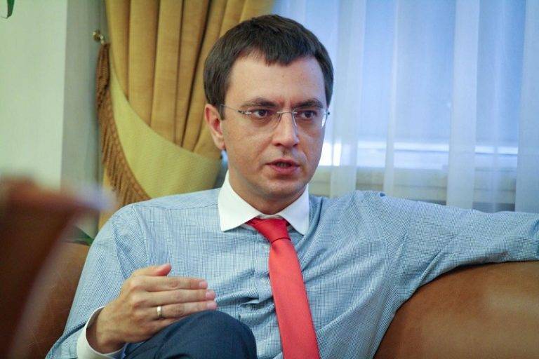 Омельян vs Зеленский: министр ответил на критику президента во время выступления на iForum