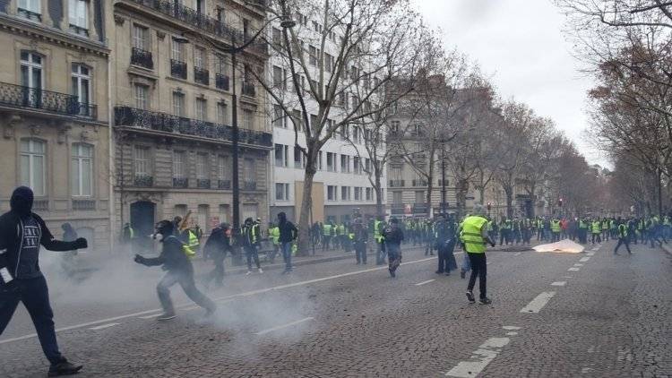 Полиция в Париже применила слезоточивый газ против митингующих «желтых жилетов»