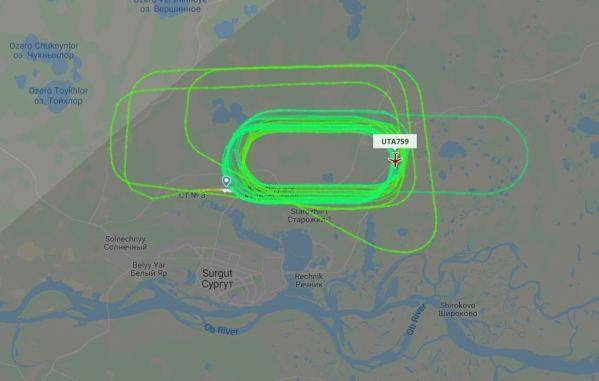 Boeing 737 авиакомпании UTair более двух часов кружит около Сургута