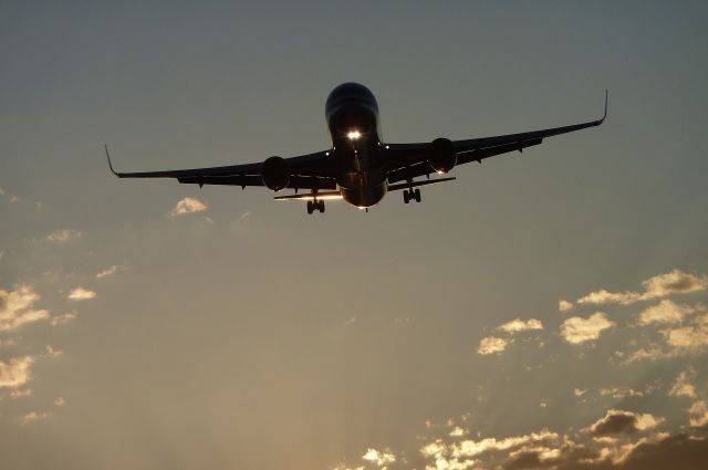 Летевший из Сургута в Таджикистан самолет вернулся в аэропорт вылета