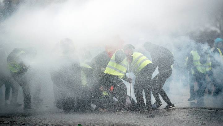 Во время протестов "желтых жилетов" в Тулузе жандарм ударил корреспондента RT дубинкой