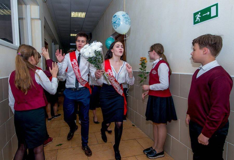 Около 80 тыс полицейских охраняли российских школьников на последнем звонке