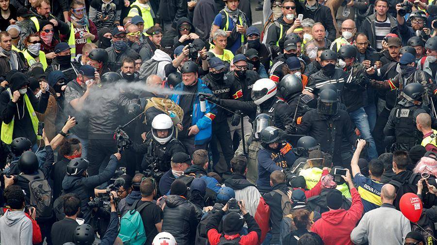 Корреспондента RT France избила полиция на акции «желтых жилетов»