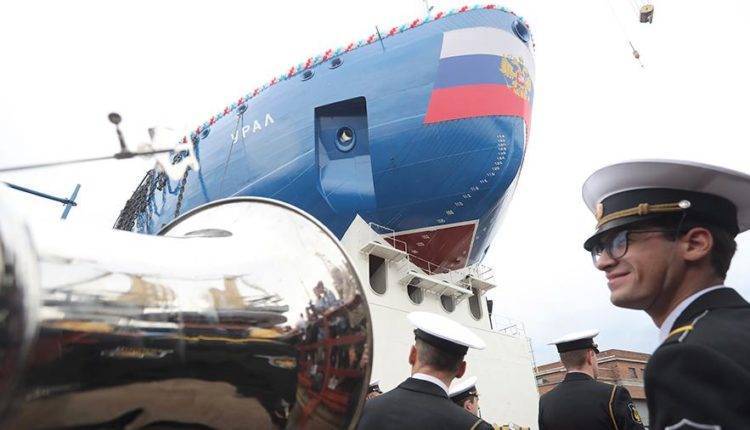 Новый атомный ледокол «Урал» спустили на воду в Петербурге