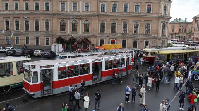 Парад ретро-транспорта прошёл на улицах Петербурга