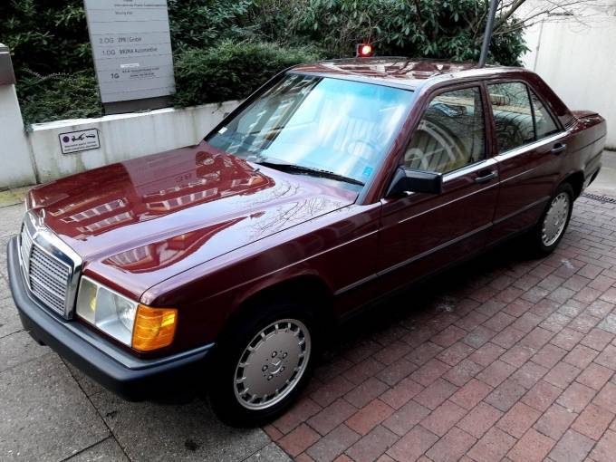 Новый Mercedes из 80-х продают почти за четыре миллиона