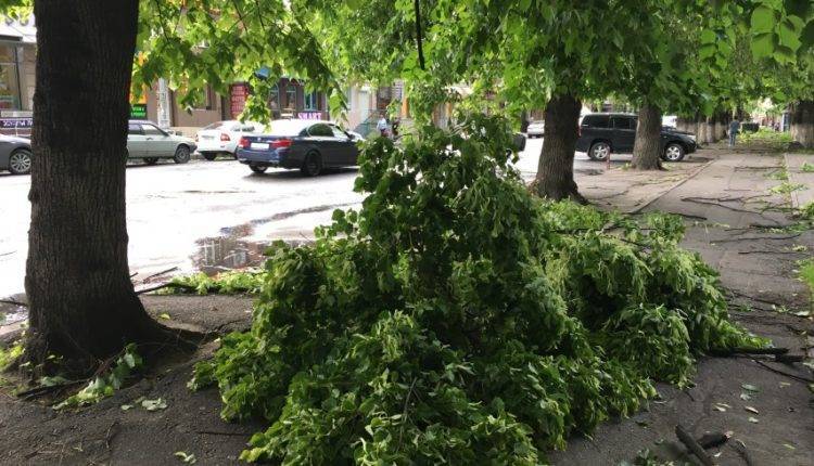 Жители грузинского Батуми приходят в себя после разрушительного урагана