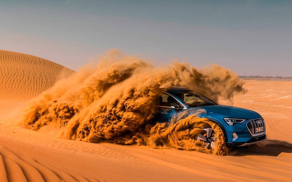 Электрокроссовер Audi e-tron: тест в песках Абу-Даби