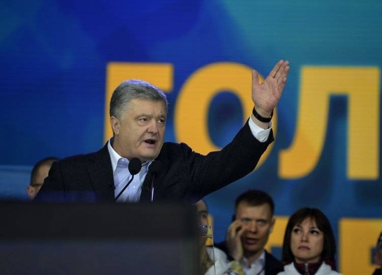 Юрист Януковича через суд добивается ареста всех активов Порошенко