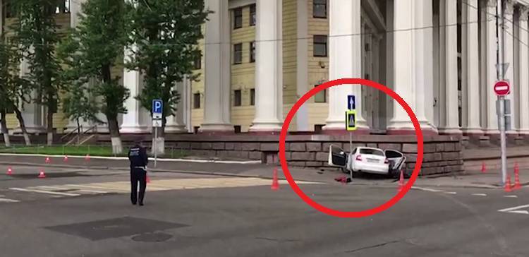 Иномарка протаранила здание Театра российской армии в Москве, есть погибший