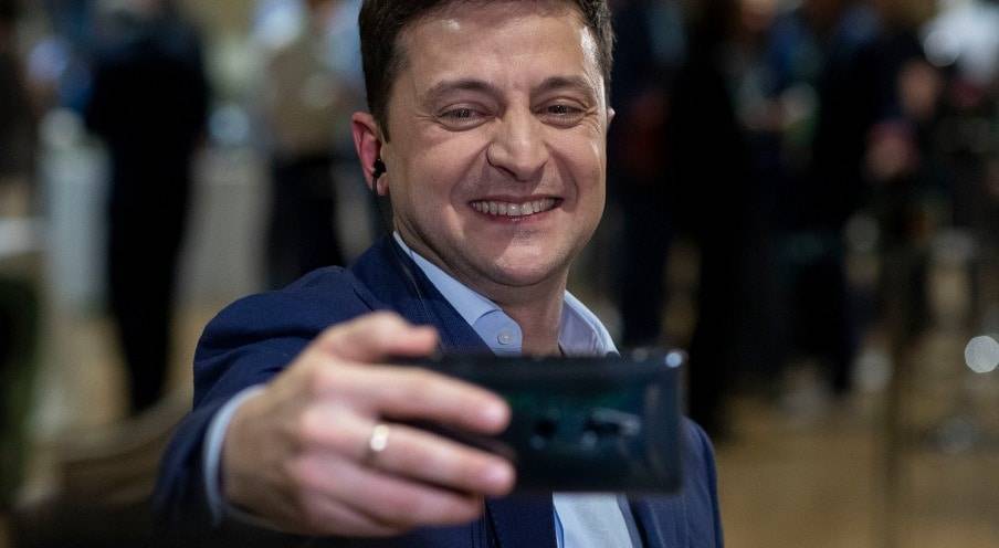Президент Украины станцевал на сцене с участниками шоу "Лига смеха"