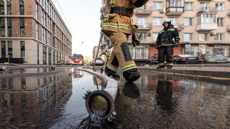 Жители Иркутска спасли мать с ребенком из огня