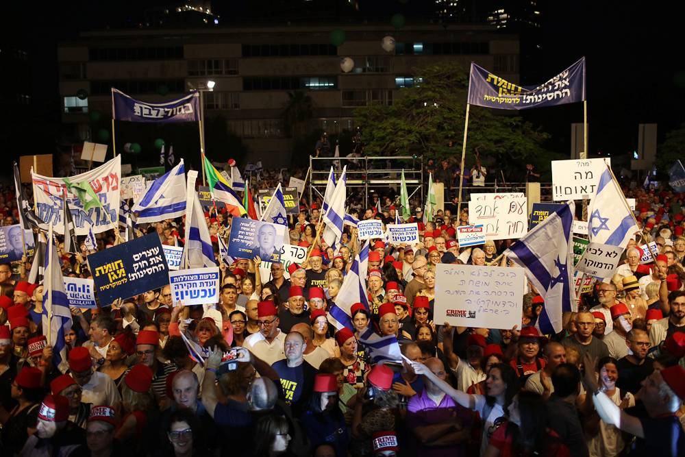В Тель-Авиве на акцию протеста вышли тысячи людей — они выступают против предоставления Нетаньяху иммунитета