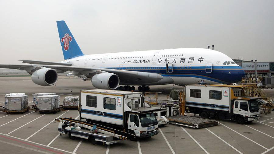 Град повредил лобовое стекло самолета при посадке в Пекине