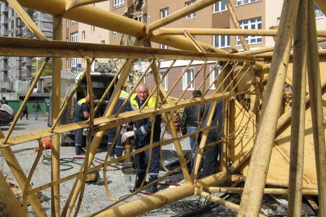 В Томске упал строительный кран, есть пострадавший