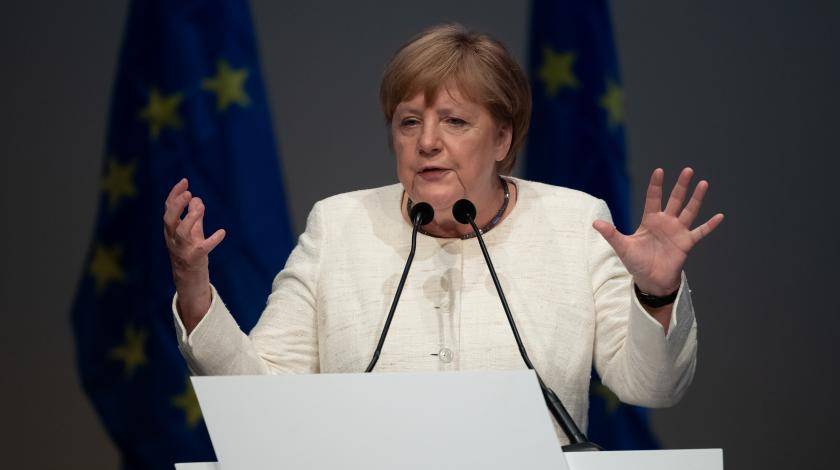 За гранью: голая Меркель взобралась на медведя