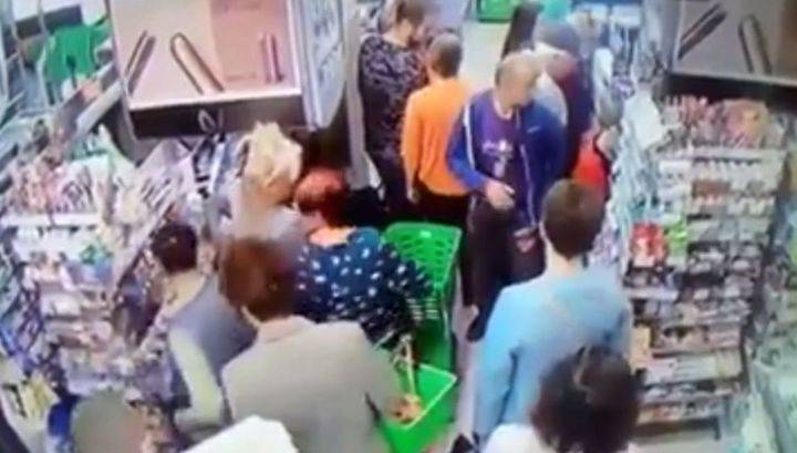 Пьяный покупатель чуть не свернул шею ребенку в киевском супермаркете