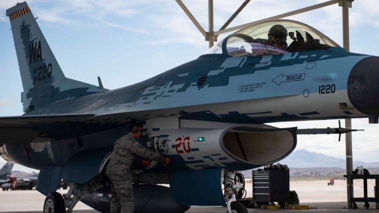 Американцы перекрасили свой истребитель F-16 под российский Су-57&nbsp;— видео