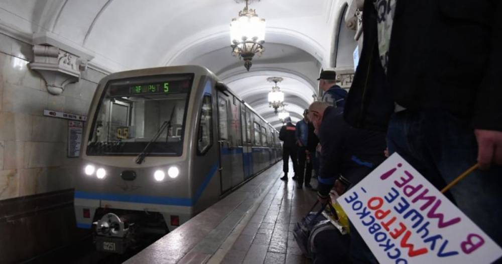 Молчаливый сотрудник метро помог москвичу успеть на работу