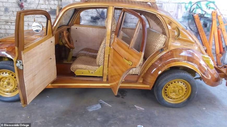 Плотник из Перу построил для дочери деревянный Volkswagen